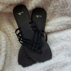 Sanuk black flip flops